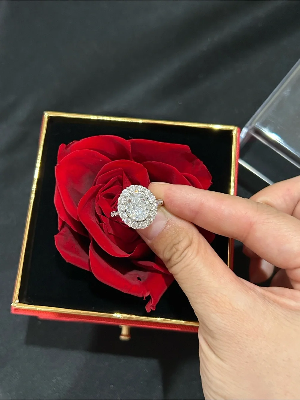 Gold plated 4.5 ct oval Round Crystal Statement Ring - Silver Tone